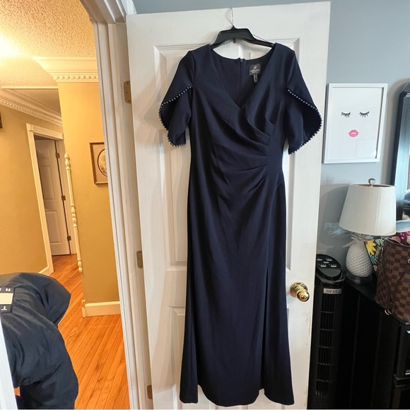 Adrianna Papell
Stretch Pearl Trimmed V-Neck Short Tulip Sleeve Gown size 10 - Picture 4 of 8